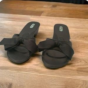 Oka B Women's Black Sandals Size Medium with Bow USA 1-1/2" Heel Slip-ons